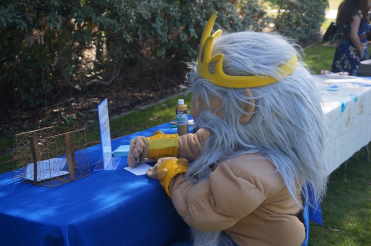 The Triton writes a note for our memory box, photo by Yuchen Jasmine Wu